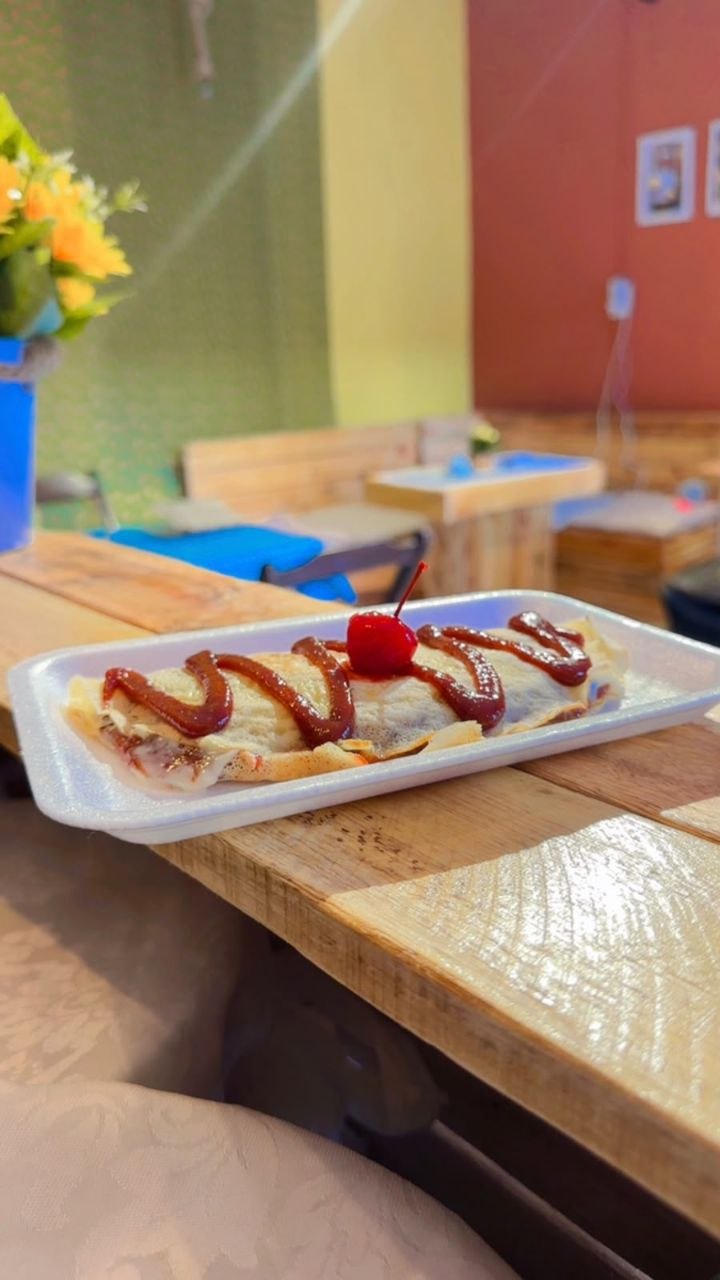 Panqueca Romeu e Julieta servida com goiabada e queijo